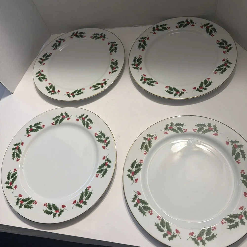 Vintage Christmas Holly Berry Dinner Plates Set of 8 Japan Gold Trim 10.5